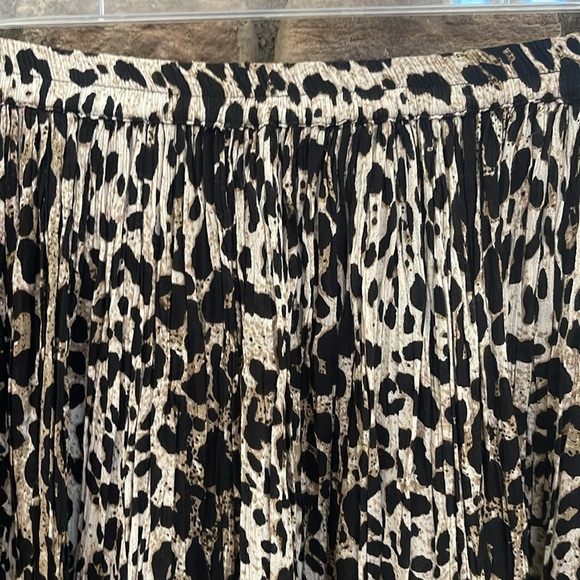 Life & Style black and tan pleated animal print skirt with elastic band. Size 1X - Picture 3 of 7